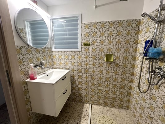 2ème salle de bain avec douche