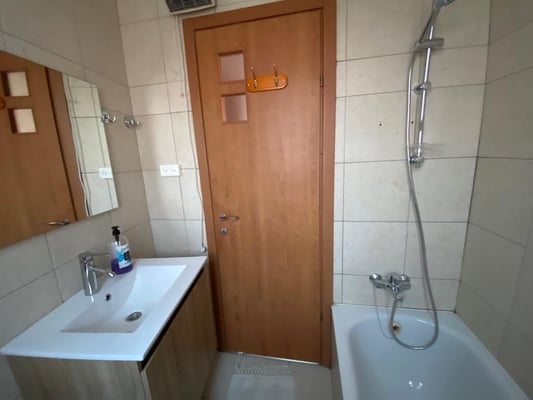 2ème Salle de bain avec baignoire