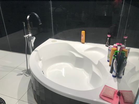 Parents bathroom with jacuzzi