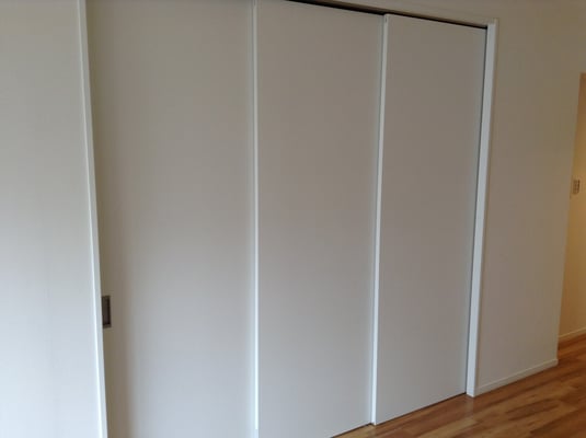 ベットルームは引き戸を閉めると隠せます