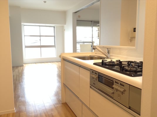 人工大理石カウンターのキッチン