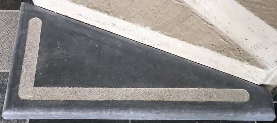 Marche en pierre bleue, 2 chants légèrement arrondis + bande bouchardée