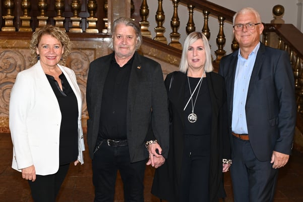 Foto: v.l.: GÖD Vorsitzende Gertraud Salzmann, der geehrte Roman Schatteiner mit Gattin und GÖD-FSG Vorsitzender Walter Deisenberger