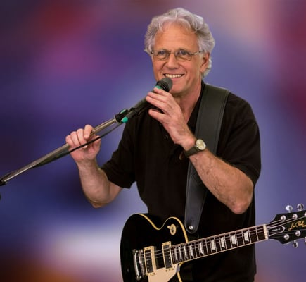 Moritz Eisentraut (Gitarre und Gesang)