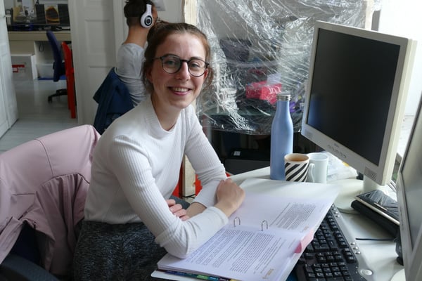 Anna arbeitet an neuen Marketing-Strategien damit ihr immer informiert bleibt