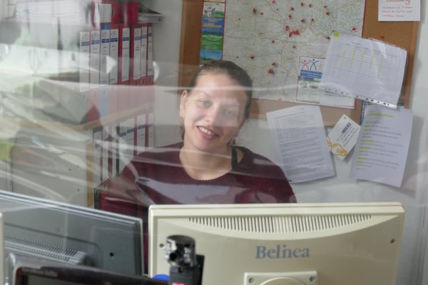 Franzi sitzt fleißig an der Recherche für neue Themen