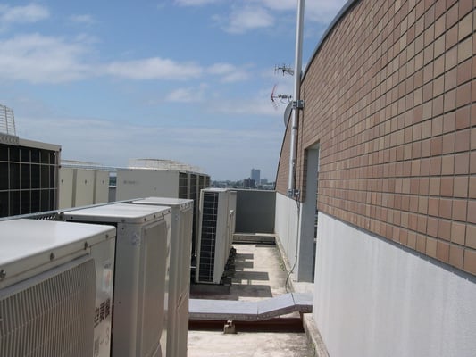 遠方の建物は茨城県庁