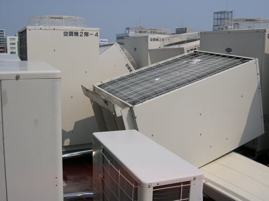 室外機ケースやフインは傷んでいるが内部は殆ど損傷なし