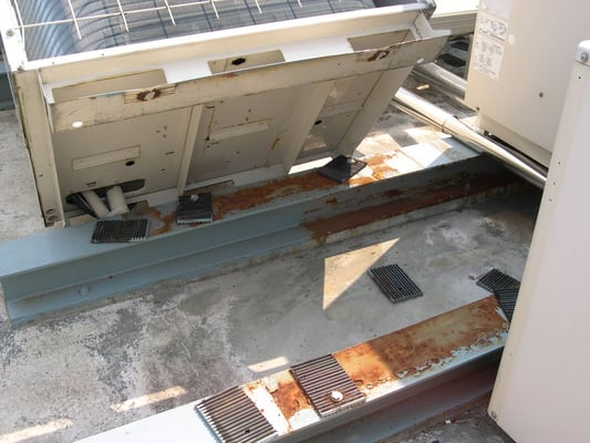 室外機の馬鹿穴がすっぽ抜けている。　基礎は総て異常なし。