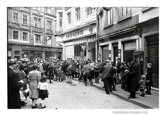 Archiv-Nr. 4560H / Strassenmusik in der St. Annagasse