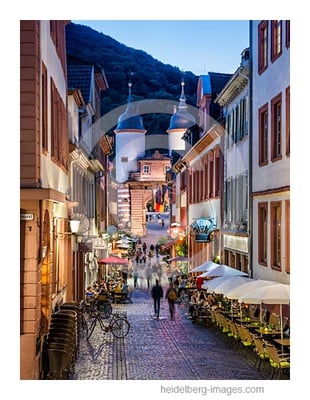 Archiv-Nr. hc2016124 | Steingasse mit Brückentor am Abend