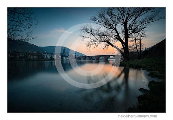 Archiv-Nr. hc2015112 | Abendstimmung über dem Neckarufer und der Alten Brücke