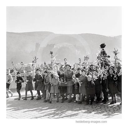 Archiv-Nr. 8_3H / Sommertagszug auf der Alten Brücke