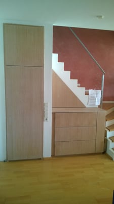 Einbau unter Treppe: Schrank und Kommode