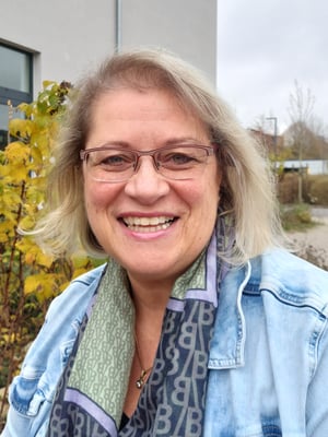 Frau Kühn, Sekretärin