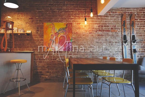 Kunst mit eingebauten Schallabsorbern