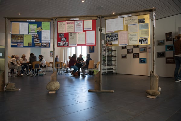 Foto: Markus Buess; Panels mit der 60jährigen Geschichte des Fotoclubs