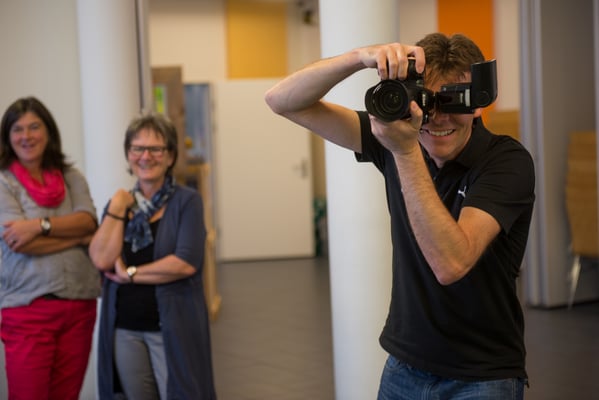 Foto: Markus Buess; Daniel Krieg am Posten "Fotomontagen" (Portraitfotografie mit Greenscreen - Technik) 