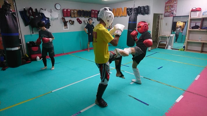 中学生と高校生のキックボクシングスパーリング。