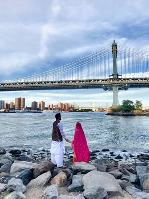 Ein Paar, mit Blick auf die Manhatten Bridge