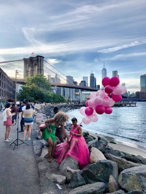 DUMBO - Künstler am Fluss, mit der Brooklyn Bridge im Hintergund