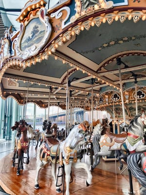 Janes Carousel. Für 2 Dollar kann man damit fahren.