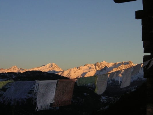 Buddhistische Gebetsfahnen vor der Einsiedelei