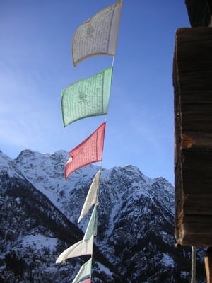 Tibetische Gebetsfahnen in den Alpen