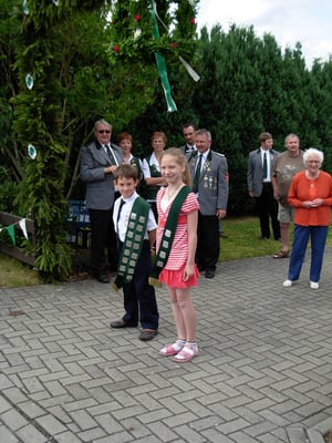 Entgegennahme der Meldung des Hauptmanns.