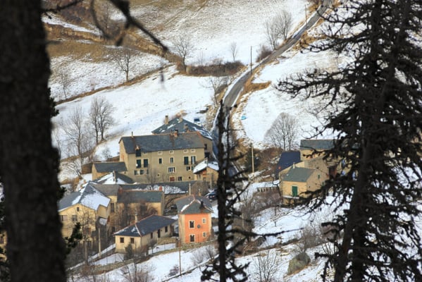 derrière les bois... la ferme