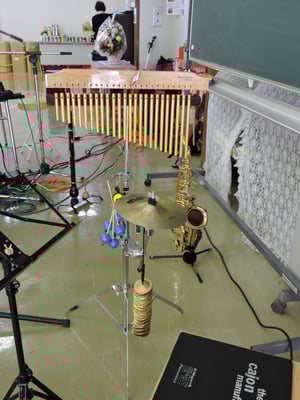 なにやらいろんな楽器が！