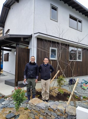 小中学校の同級生・蒼蒼舎川村氏（左）と設計者大林（右）