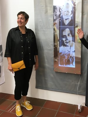 Monika Humm vor Reflexionen, 2021, Mixed Media Installation, 200 x 150 cm Ausstellungsansicht: Ein ungeschriebener Roman, Kunstverein Landshut