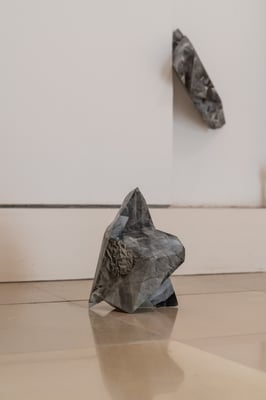 Ben Goossens: rocky glitch, Sprühlack auf Papier / Supernature, Galerie der Künstler München, 2021 Foto: Edward Beierle