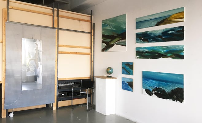 Atelier 24 Monika Humm, links: Reflexionen, 2021, Mixed Media, rechts: Ölmalerei aus der Serie Landscapes - Places of Longing, 2020