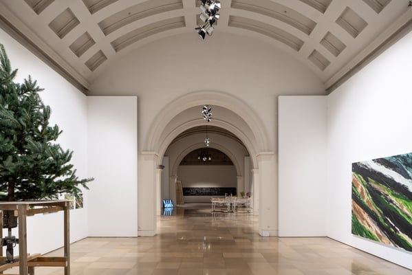 links: Patricija Gilyte: Keeping fingers crossed, Blaufichte, Drehmotor  mitte: Oliver Westerbarkey und Ben Goossens  rechts: Monika Humm: Volcanism, Mt auf LW / Galerie der Künstler München, 2021 Foto: Edward Beierle