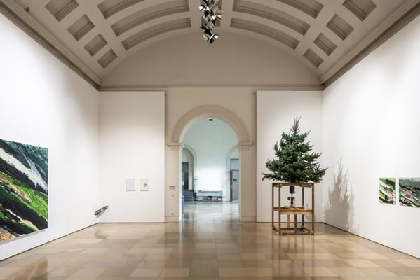 li./re.: Monika Humm: Volcanism 31, 22, 23, MT auf LW  mitte: Ben Goossens: Rocky glitch 08  Tatjana Utz: Reale Utopien, Zeichnung  Patricija Gilyte: Keeping fingers crossed, Blaufichte, Drehmotor / Galerie der Künstler München, 2021 Foto: Edward Beierle