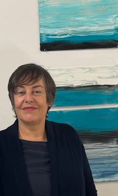 Monika Humm vor Arbeiten der Serie Horizonte