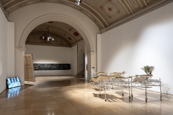 links: Oliver Westerbarkey: Ohne Grund und Boden - Fireplace, Video  mitte: Ben Goossens: Hypertension, Sprühlack auf Papier rechts: Oliver Westerbarkey: Ohne Grund und Boden / Supernature, Galerie der Künstler München, 2021 Foto: Edward Beierle