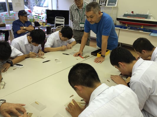 工業高校の生徒たちと