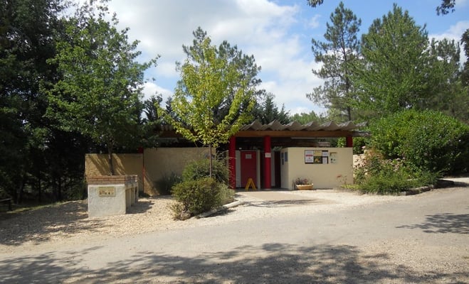 emplacement avec sanitaire