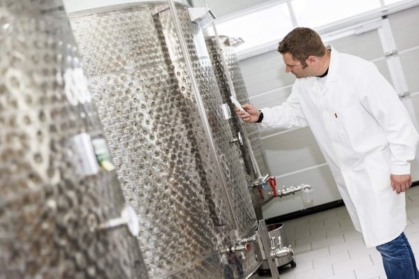 Die Produktion erfolgt nach strengen Richtlinien. Der Produktionsprozess wird ständig von externen Fachleuten überwacht und kontrolliert.