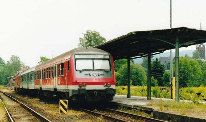Regionalbahn mit "U-Boot" und Steuerwagen von Bad Schandau nach Bautzen. Es sind die letzten Lokbespannten Züge im Sebnitztal im Jahre 2001...