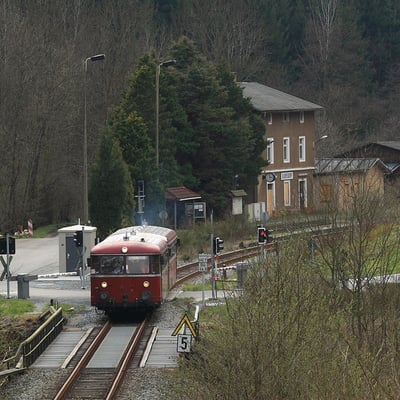 Auch einige Bilder anderer Fotografen möchte ich hier zeigen: Ausfahrt vom Uerdinger Schienenbus aus Ulbersdorf. Foto: Jürgen Vogel, 17.04.12