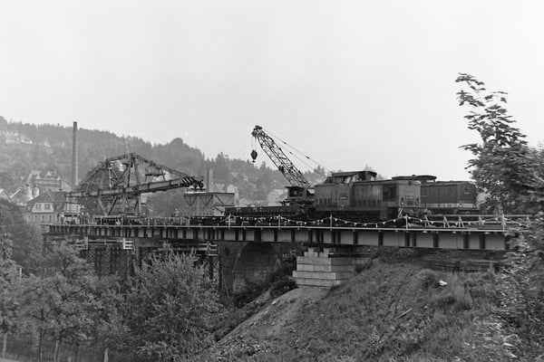 Bau der Behelfsbrücke, die vorgefertigten Stahlelemente werden mit Hilfe eines Schwerlastkrans eingehoben, 1984.