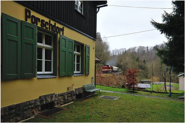 112 331-4 der OSEF mit Adventssonderzug von Pirna über Bad Schandau nach Neustadt und zurück, hier im Sebnitztal bei Porschdorf. 01.12.2013