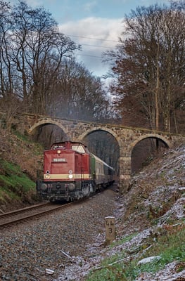 Adventssonderzug durch die Sächsische Schweiz mit 112 331 der OSEF. Hier oberhalb von Schönbach auf dem Weg nach Neustadt. 02.12.2017