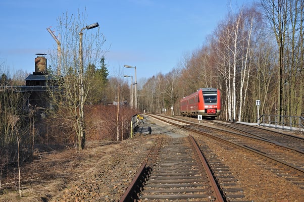In Neukirch / Lausitz ( West ) wartete ich am Morgen des 24.03.11 auf den Steinbruchzug nach Oberottendorf. Dieser kam aber erst nachmittags und so fuhr mir nur der Zug nach Liberec mit 612 502 durchs Bild.