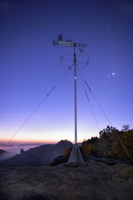 Wetterfahne auf dem Gohrisch mit Sternenhimmel. 