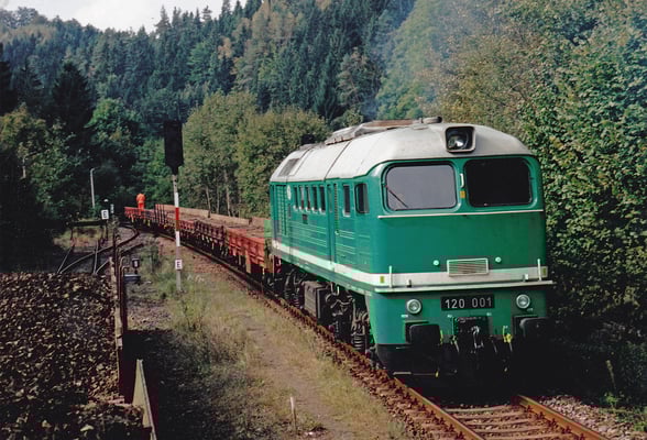 ITL Taigatrommel 120 001 mit Bauzug in Ulbersdorf. 